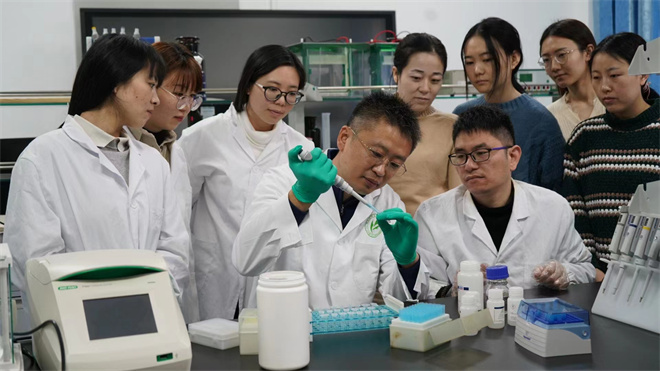 Science封面文章:乐动官方网站金丝猴研究团队首次系统揭示灵长类社会演化之谜_fororder_齐晓光正在做实验,右侧为武进伟,左一为赵兰